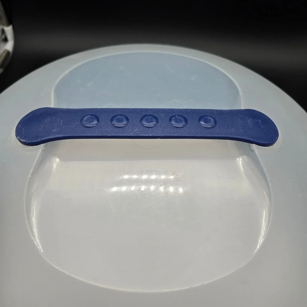 Sterilite Cake Carrier Large White & Blue Round Portable Holder Cake Saver